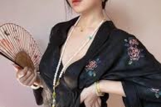 优思益塌房始末：明星集体道歉背后假洋牌与代工厂的真相