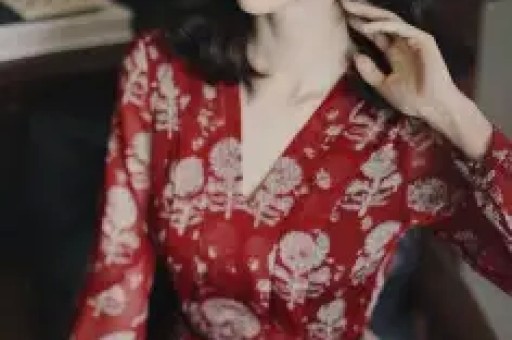 云南泼水节被全面！两辆车被毁网红被喷未知液体警方介入